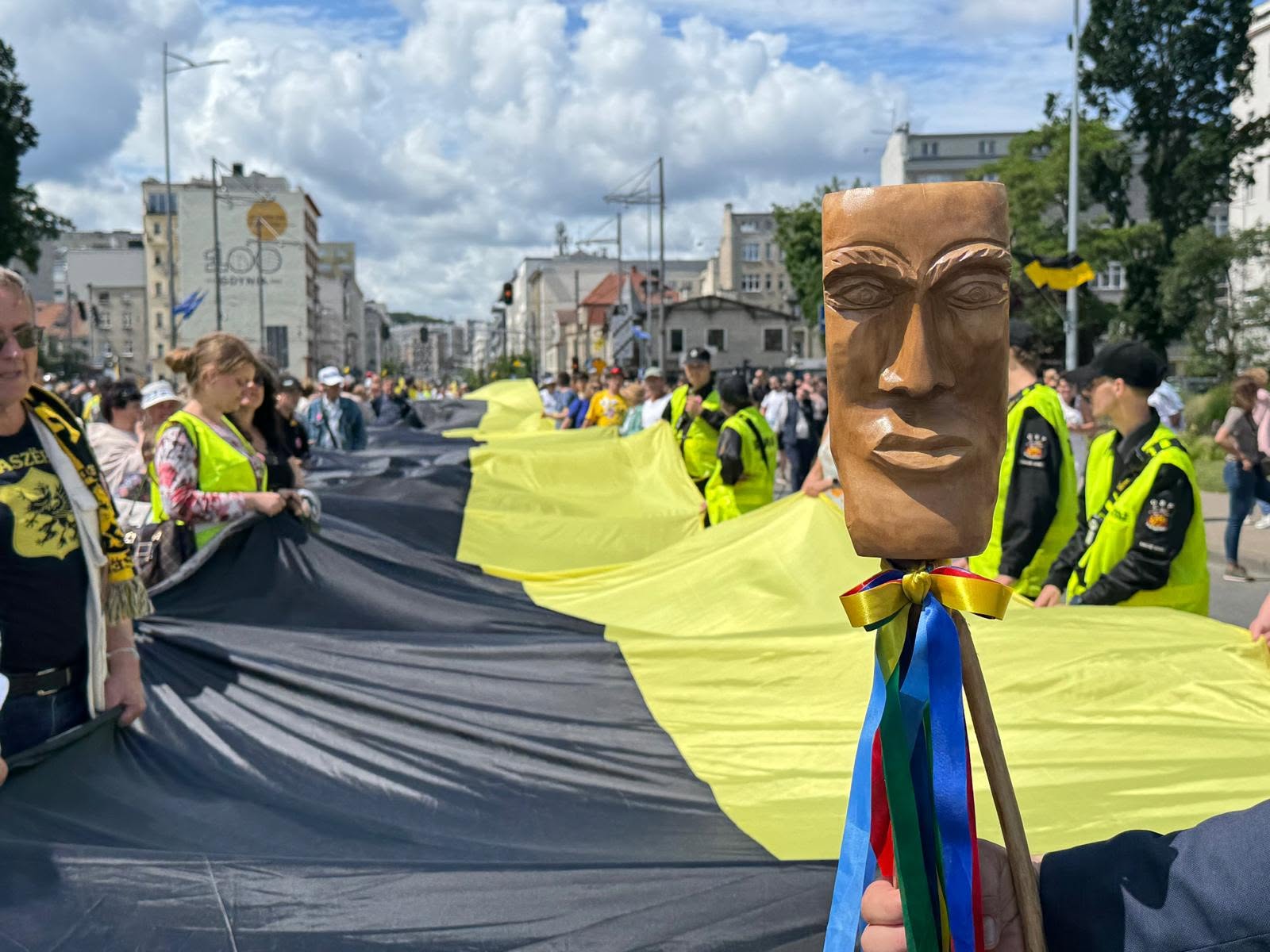 Uczestnicy Zjazdu Kaszubów w Gdyni na ulicy 10 Lutego